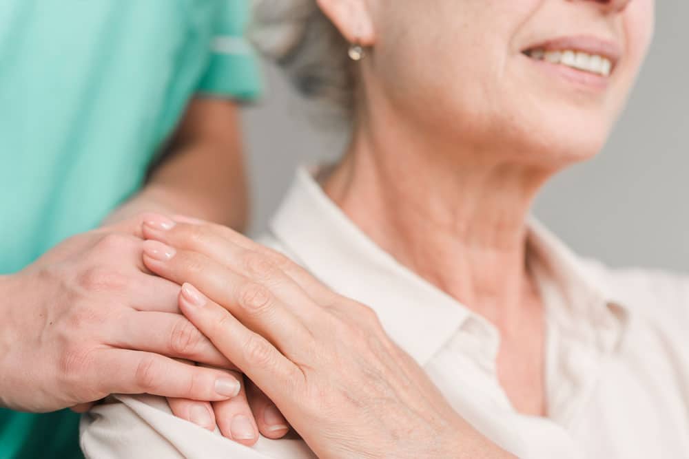 Fröhliche Seniorin mit Pfleger