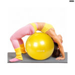 Gymnic Plus Ball Gelb 75 cm – Frau beim Rückentraining auf gelbem Gymnastikball