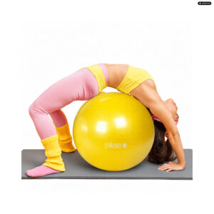 Gymnic Plus Ball Gelb 75 cm – Frau beim Rückentraining auf gelbem Gymnastikball