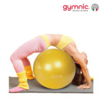 Gymnic Plus Gymnastikball 75 cm in Gelb bei einer Übung auf der Fitnessmatte
