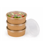Salatschale mit Deckel 500 ml aus Kraftpapier mit frischem Salat auf weißem Hintergrund