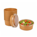 Salatschale mit Deckel 500 ml aus Kraftpapier mit frischem Salat auf weißem Hintergrund